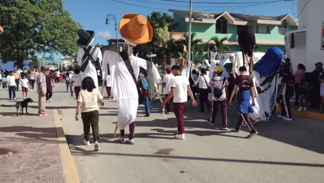 Los padres de familia mantienen hidratados a los alumnos por estar mucho tiempo bajo el sol