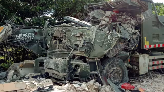 Un camión de volteo del Ejército Mexicano se impactó contra un paradero de pasajeros en la carretera Escárcega–Villahermosa.