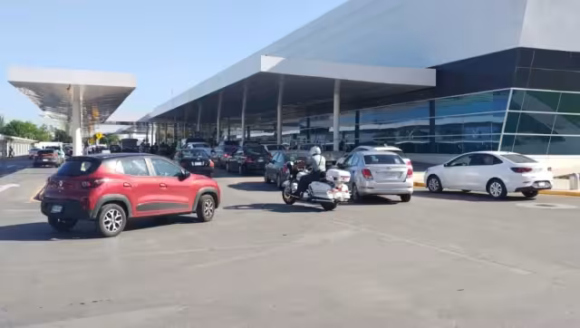 Los contratiempos de los vuelos ocasionaron caos vial en el estacionamiento del aeropuerto