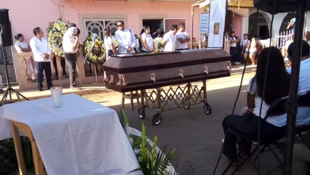 Al llegar al camposanto, fue llevado al sepulcro en donde la banda La Milagrosa le tocó algunas melodías