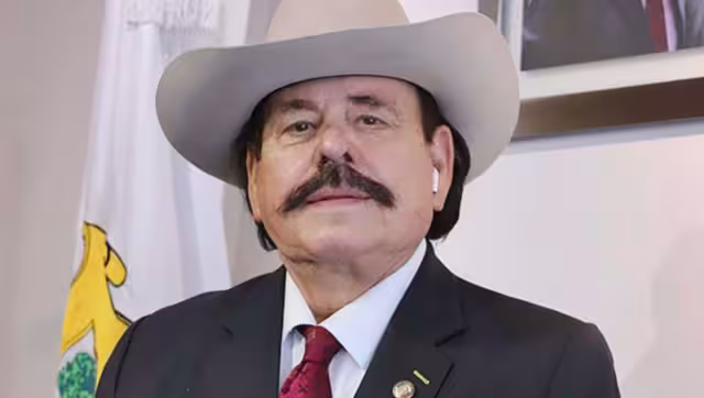 Amando Guadiana emitió su voto en Saltillo