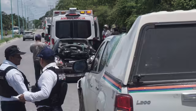El auto fue arrollado por varios metros por la camioneta