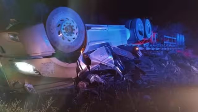 La cabina donde viajaba el conductor quedó destrozada, provocándole la muerte al quedar aplastado dentro