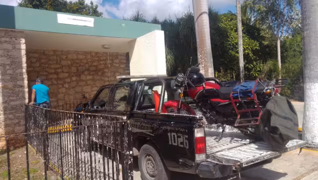 Para descartar posibles heridas internas una patrulla de la Policía Municipal lo trasladó a la clínica del IMSS