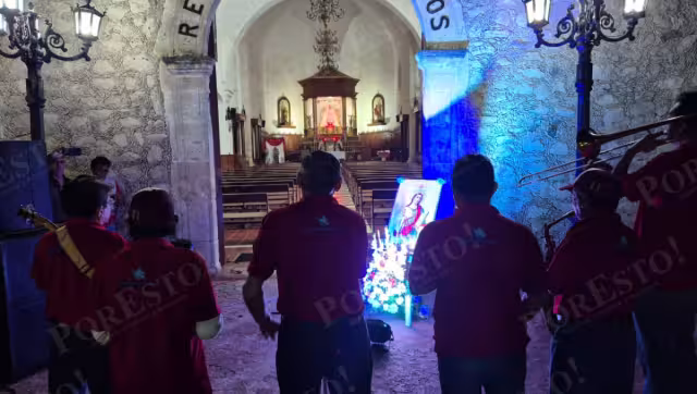 En Champotón, la imagen de Santa Cecilia fue colocada en la entrada del templo para la serenata.