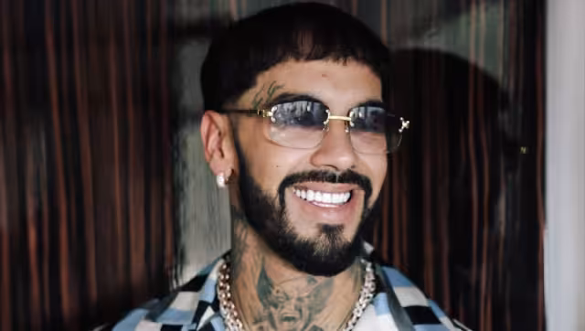 Anuel AA es captado en las calles de México con otra mujer.
