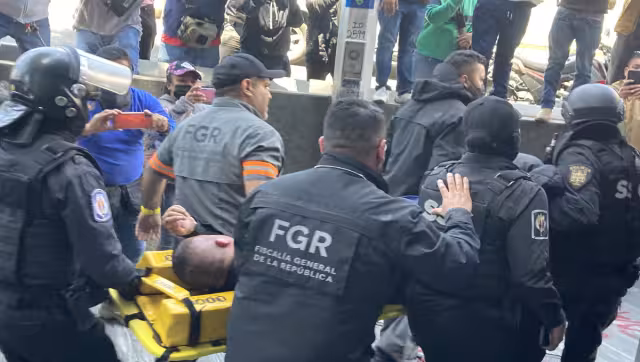 Normalistas se enfrentan con granaderos en las oficinas de la FGR