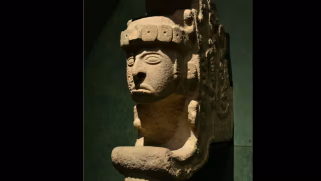 Aunque fue nombrada en referencia a un atributo femenino, en realidad presenta a un personaje de alto rango que sale de las fauces de una serpiente