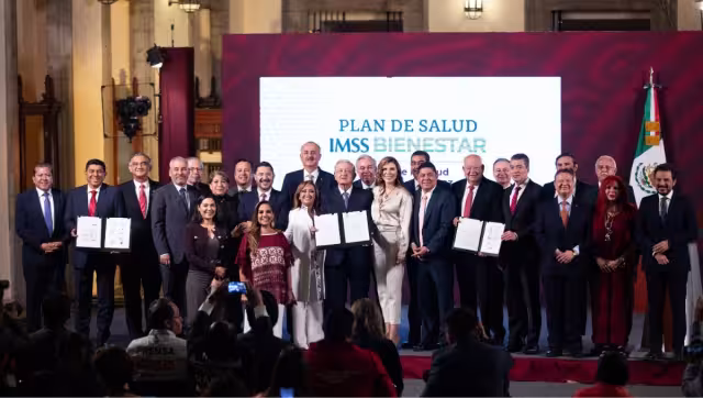El presidente Andrés Manuel López Obrador,  encabezó la firma del Acuerdo para la creación de IMSS Bienestar
