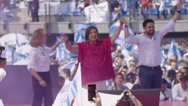 Mientras sus simpatizantes estaban bajo el sol, ella era resguardada con una lona