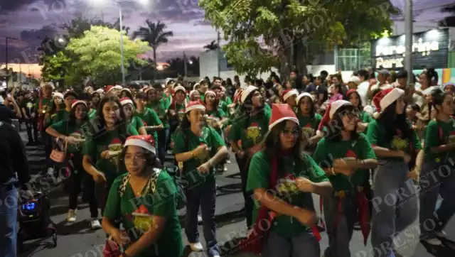 El Instituto Campechano realizó su tradicional Desfile Navideño con gran participación de estudiantes, docentes y familias.