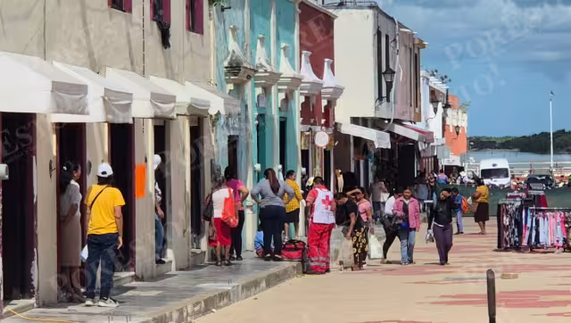 Caos en el Centro de Champotón: mujer simula caída y agrede a socorristas