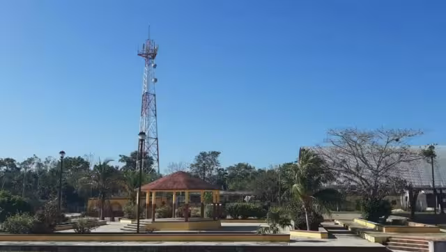 Exigen servicio médico y calles dignas