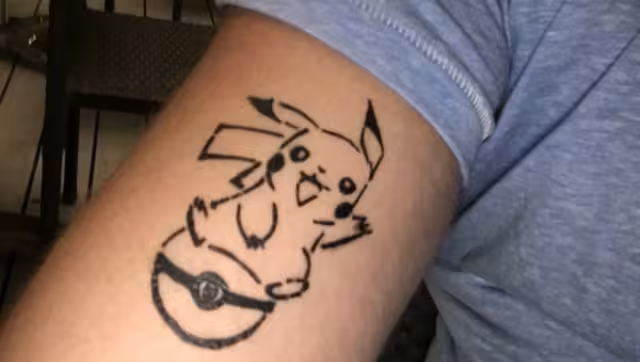 Las figuras de Ash y Pikachu quedaron grabados en la piel del niño