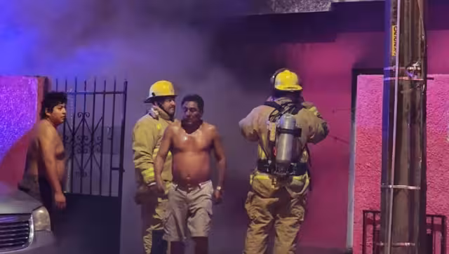 Aunque los vecinos intentaron apagar las llamas, se requirió la presencia de Bomberos y alrededor de 2 mil litros de agua.