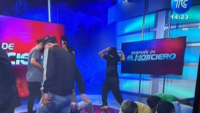 Las instalaciones permanecen tomadas en espera de la policía