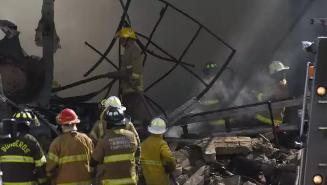 Tras el desplome, equipos de Protección Civil, bomberos y paramédicos acudieron al punto del siniestro