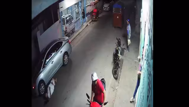 Hasta el momento se desconoce el estado de salud de la mujer y también si el conductor de la motocicleta fue detenido