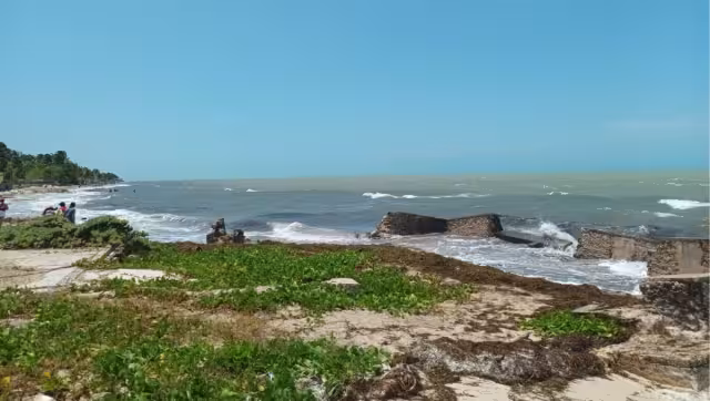 Los fuertes vientos obligaron a los bañistas a buscar refugio