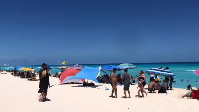 Además de los guardavidas, que recorren en un cuatrimoto la costa, y personal de bomberos, la zona de playas es resguardada por personal de la Guardia Nacional y unidades raptor de la Policía Quintana Roo.