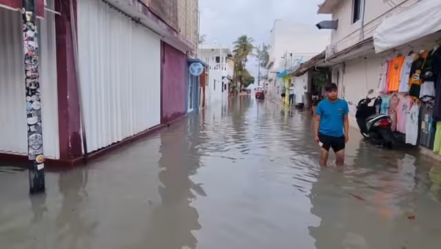 La inundación no duró mucho tiempo. Desde primera hora, empleados de la zona escurrieron la calle para dejar los negocios presentables para los visitantes.
