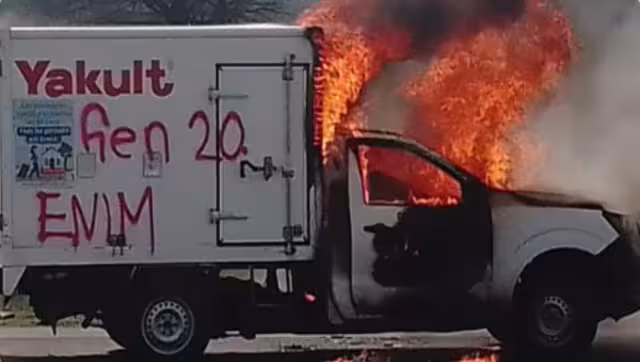 Normalistas se manifiestan en Michoacán y queman una camioneta entre protestas