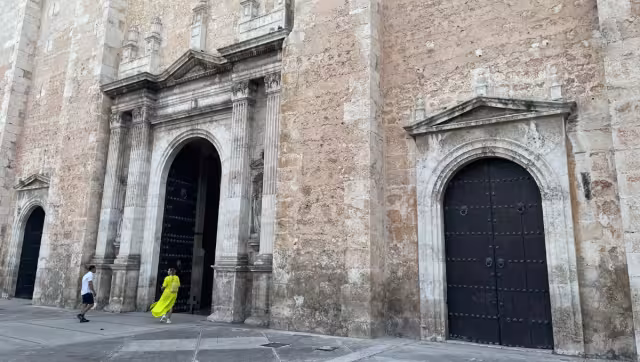Documentan con fotografías todos los rincones del templo, además de que se interesan por la historia de los santos