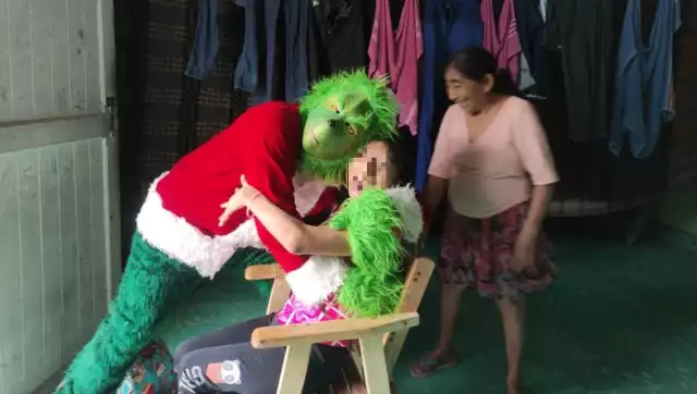 Desde hace 10 años, Diego Mex se disfraza de El Grinch y regala alegría a los más necesitados