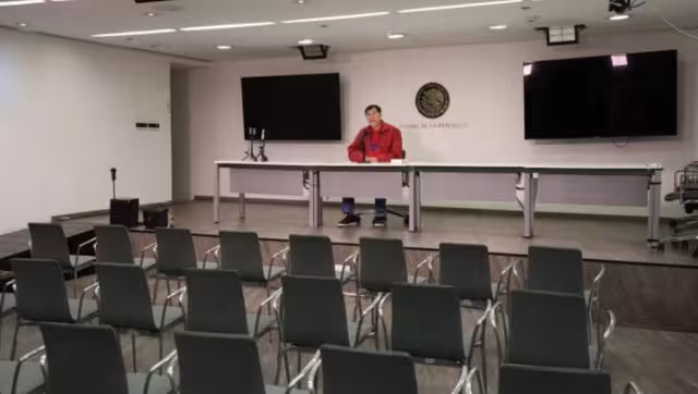 Ante una sala vacía, el senador Gerardo  Fernández Noroña criticó a los medios por lo que calificó como una “campaña insidiosa y de mala fe”,