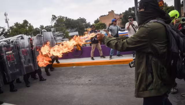 Los reportes disponibles señalan que los disturbios incluyeron fuego y la volcadura de un automóvil