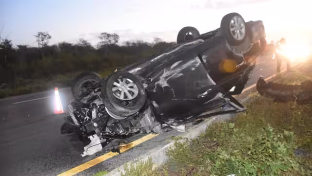 Los tripulantes del auto volcado fueron trasladados a un hospital en Mérida