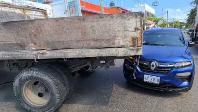 Choque por alcance en la Periférica Norte deja cuantiosos daños materiales