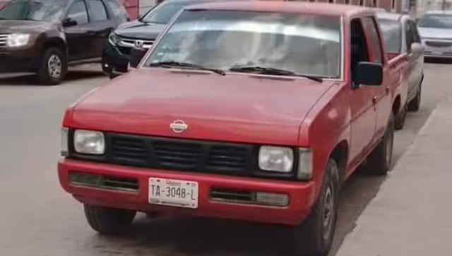 Informó que la camioneta es de modelo Nissan color rojo, del 2004 y placas de circulación TA-3048-L del Estado de Quintana Roo