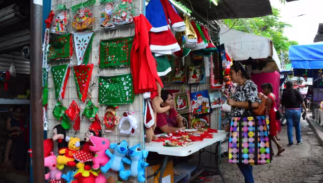 Los comerciantes ofrecen productos de 10 a 200 pesos en el mercado