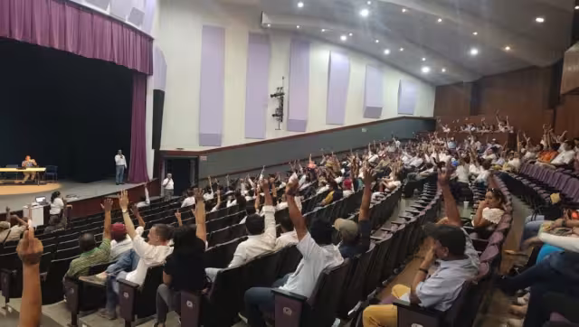 Unos 30 trabajadores se reunieron para gritar consignas contra el dirigente