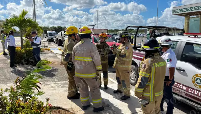 Realizan simulacro de bomba en el Aeropuerto Internacional de Campeche.