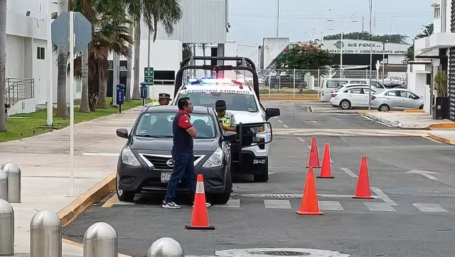 El automovilista se estacionó en zona de ascenso y descenso, lo que obstruyó la vialidad