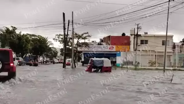 Calles inundadas y transporte afectado tras tormentas en Carmen