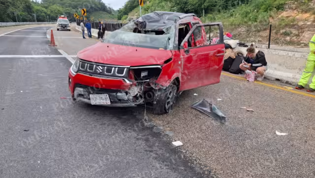 Llovizna y velocidad provocan volcadura en carretera federal Campeche-Mérida