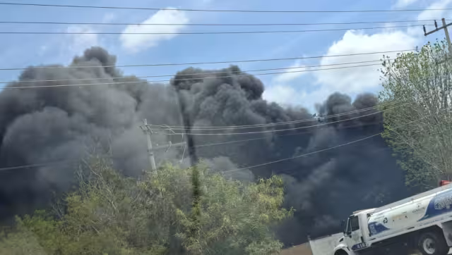 El incendio se encuentra a unos metros de una gasolinera en la vía Mérida-Tixkokob
