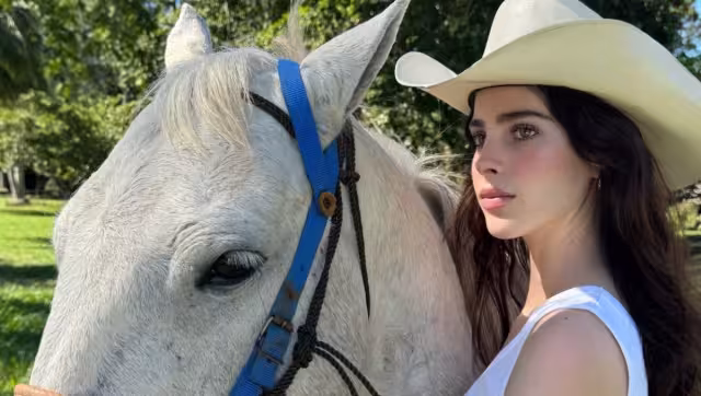 Fátima Bosch frena su desfile para ayudar a un adulto mayor en Ecuador.