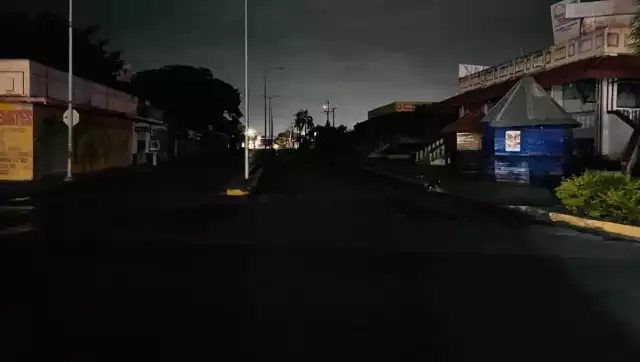 Supuesta falla en el transformador de la calle Mahatma Gandhi deja sin luz por casi 14 horas a toda la colonia Centro