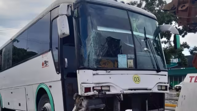 El operador no se percató de la carga vehicular que había para tomar el puente Vial