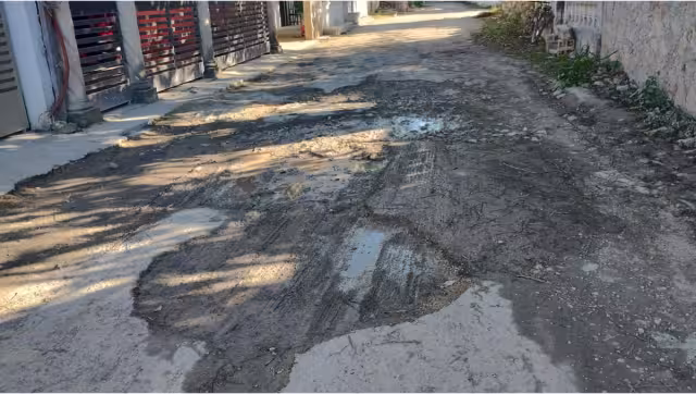 Destacan los daños de las calles 4 entre 11 y 13, y 12 con 13, esta última comunica a dos sectores del poblado