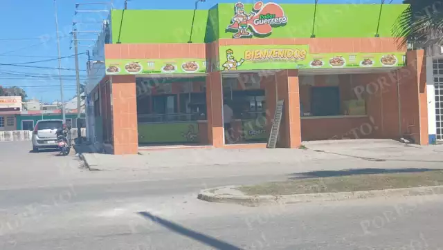 Los presuntos ladrones forzaron la cortina metálica del negocio.