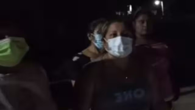 Amas de casa dijeron desconocer el nombre de la empresa, y tampoco ven cuando llegan los camiones, pues el vecindario duerme