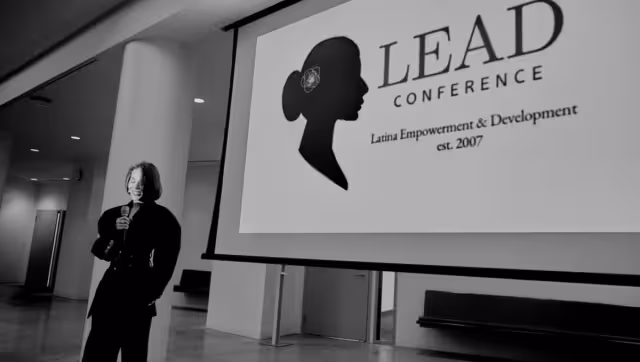 Danna Paola es reconocida en Harvard por promover el orgullo femenino latino.