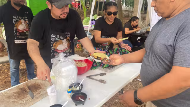 La presencia de emprendedores y negocios locales resalta en las naves estatales y municipal
