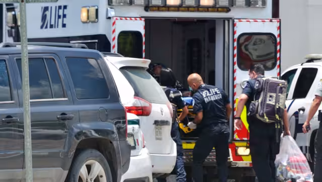 Una unidad médica de una institución privada llegó hasta el Aeropuerto Internacional de Cancún, luego de recibir el reporte por parte de los trabajadores.