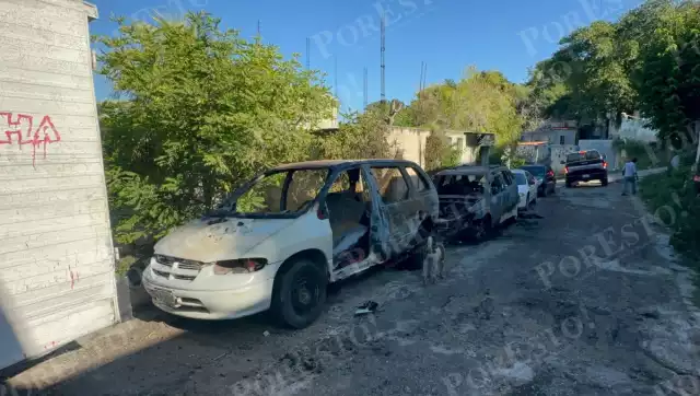 Dos camionetas fueron consumidas por el fuego durante la madrugada.